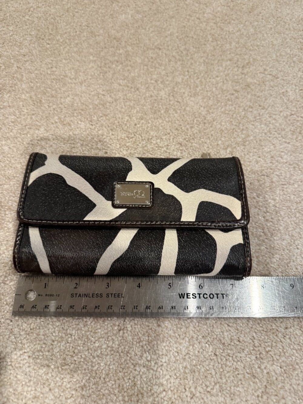 Nine & Co Women's Giraffe Print Tri fold Wallet